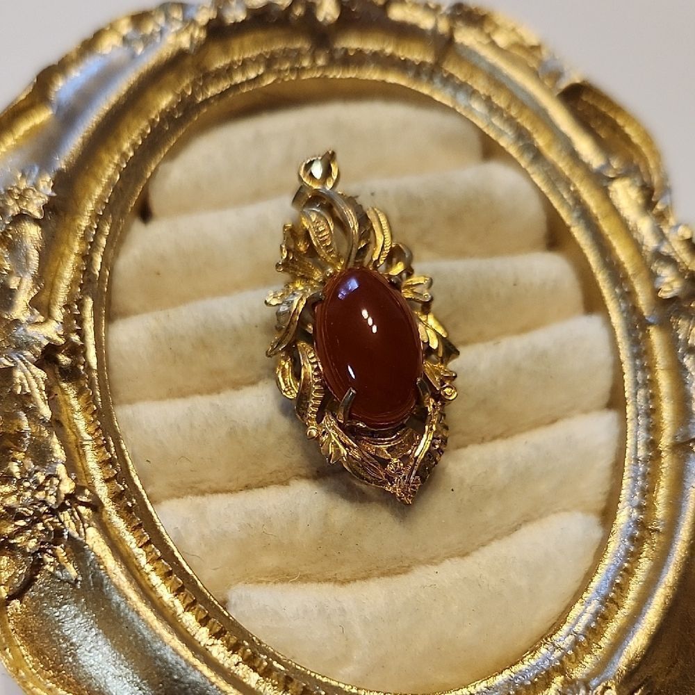 Vintage Ornate Carnelian Stone Women's Pendant Gold Tone